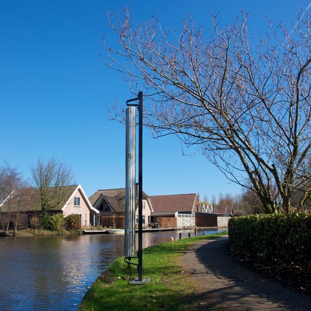 Lijngeleider in een bocht van het Jaagpad langs De Oude Rijn 