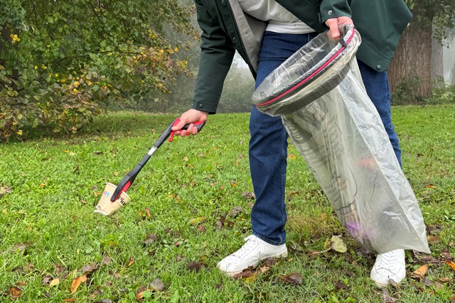 Plandelman ontmoet de topper van Dopper; plandelen in het park.