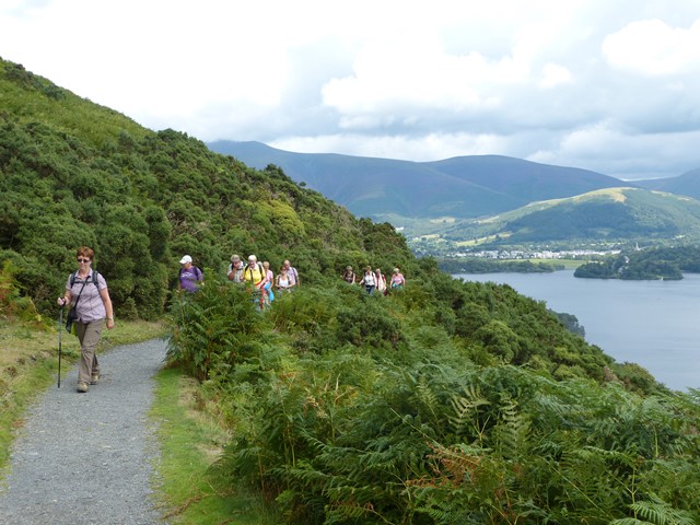 Wandelpad langs meer in Lake District