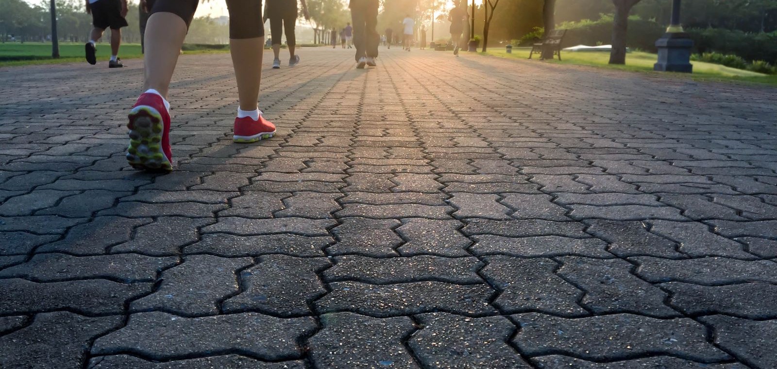 afbeelding van de benen van sportieve wandelaars op straat.