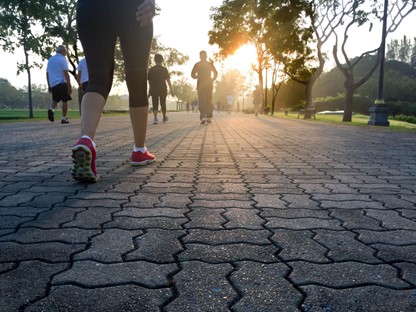 afbeelding van de benen van sportieve wandelaars op straat.