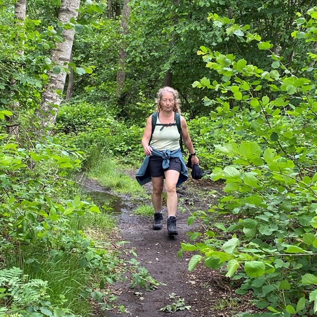 afbeelding van Hanneke Strato tijdens een wandeling