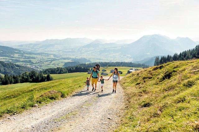 Familiewandeling in Schwarzenberg, foto: Johannes Fink - Bregenzerwald Tourismus
