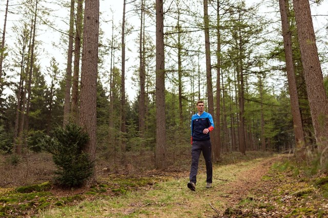 afbeelding van Bas van de Goor, wandelend in het bos.