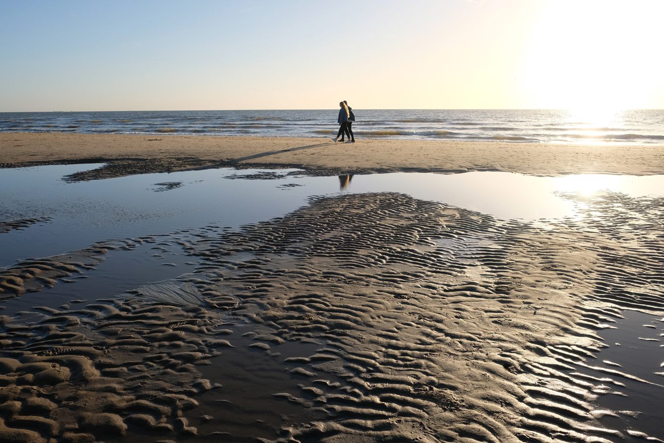 afbeelding wandelaars op het strand in Noordwijk