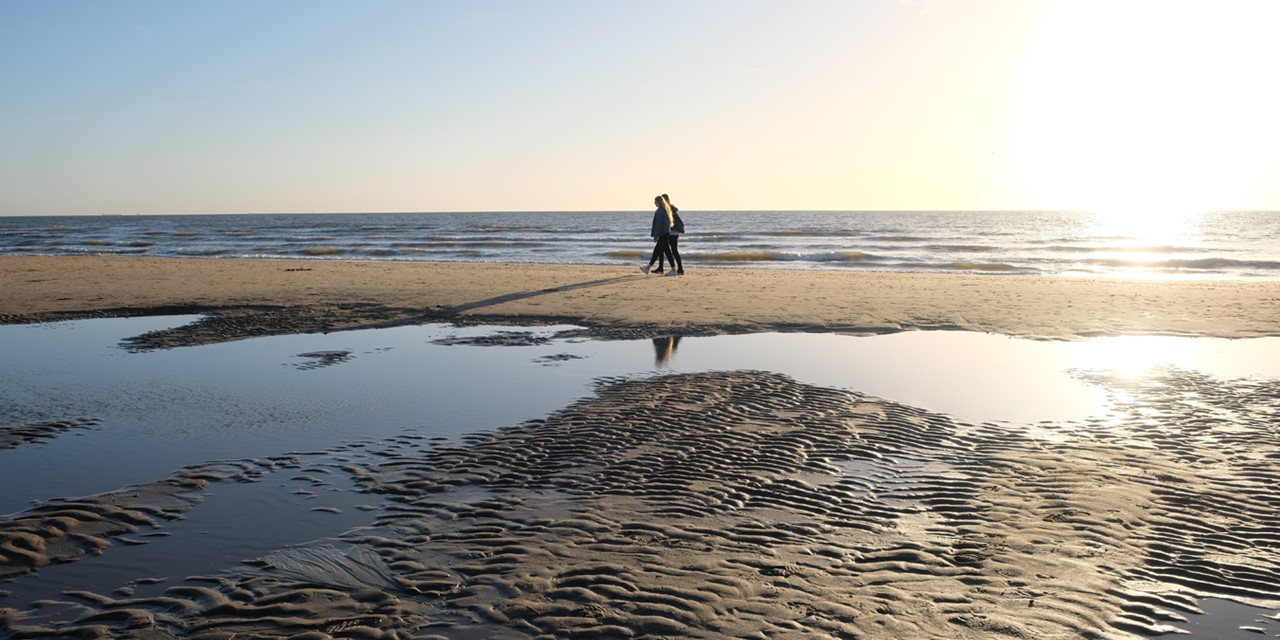 afbeelding wandelaars op het strand in Noordwijk