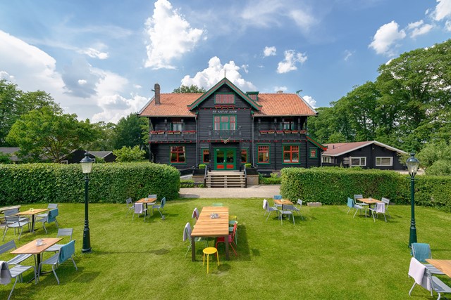 Vooraanzicht van het landhuis van Stayokay Gorsel