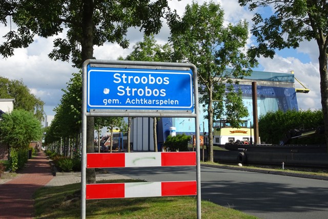 foto van een plaatsnaambord Stroobos in Friesland.