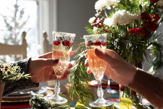 afbeelding van twee mensen die proosten met een mocktail.