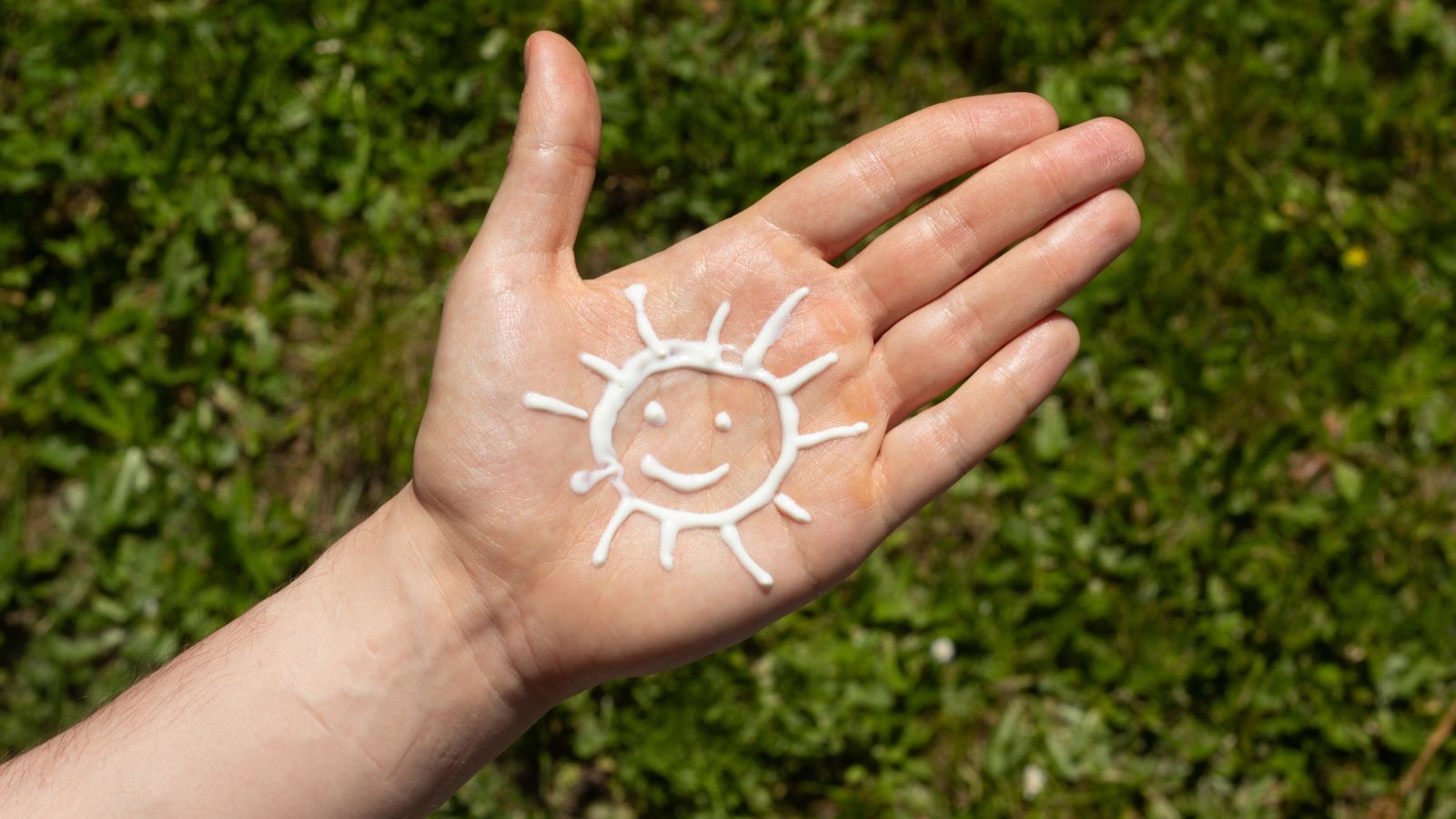 Zomerse wandeling? Smeren, smeren, smeren!; zonnebrand zonnetje op hand