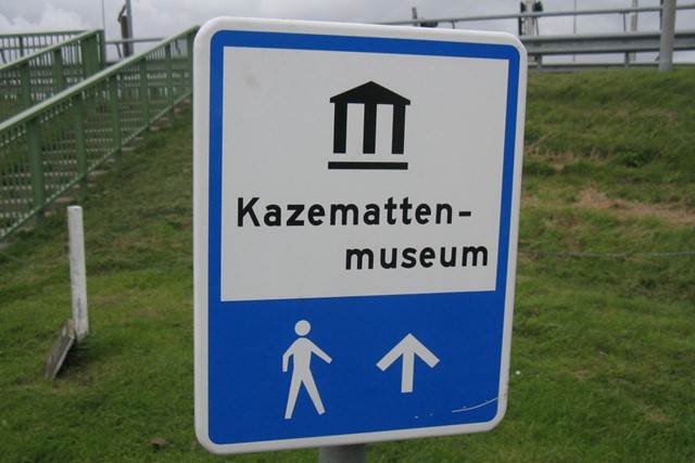 bordje dat verwijst naar het Kazemattenmuseum.