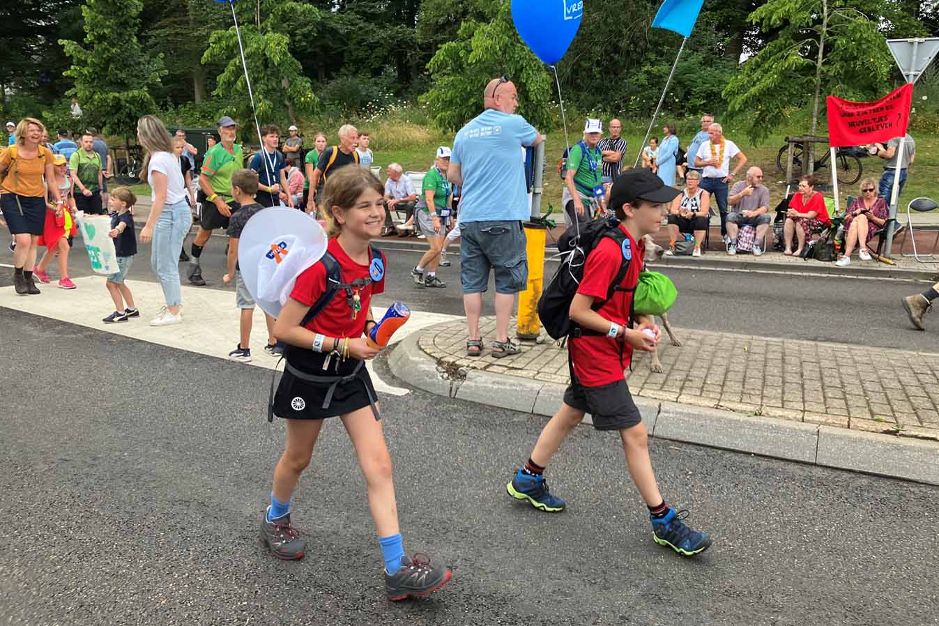 afbeelding van Fleur en Daan in Groesbeek, op de 4Daagsedonderdag.