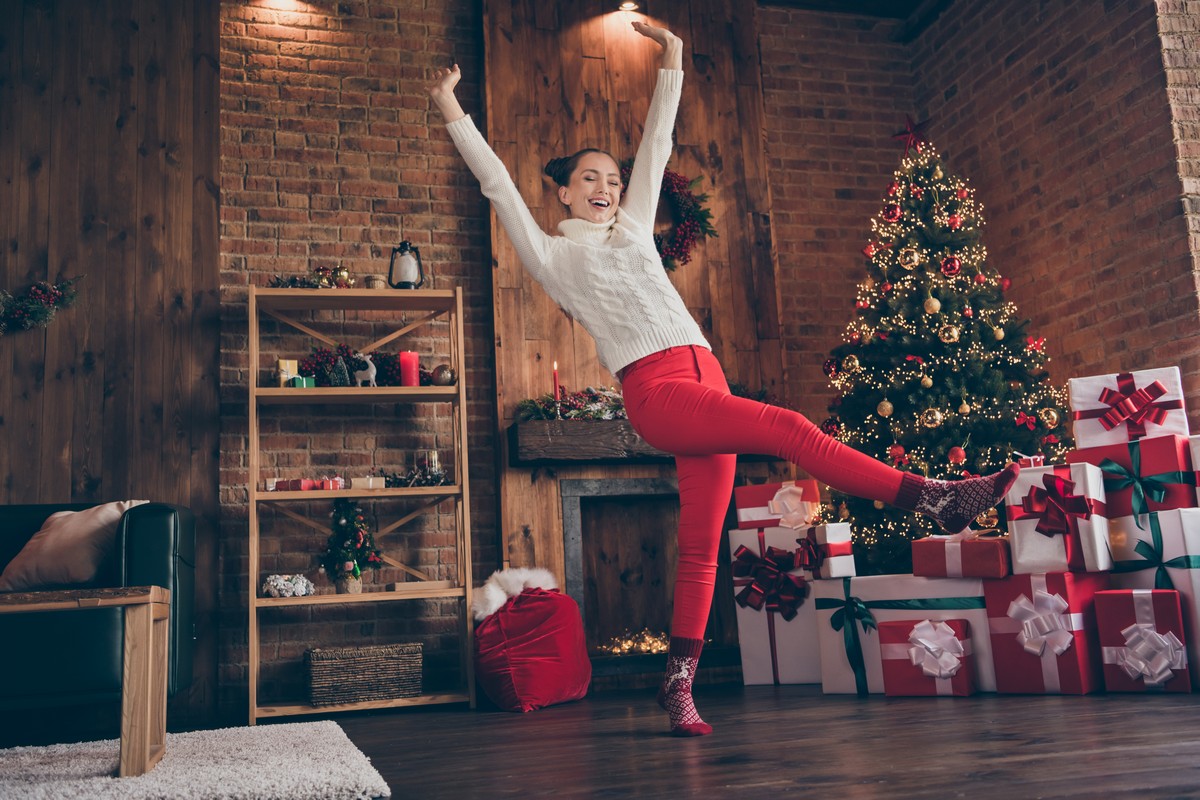 afbeelding van iemand die enthousiast is tijdens de Kerst.