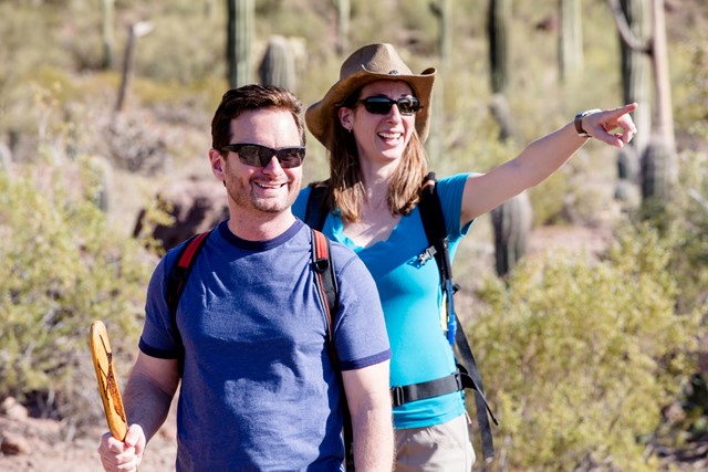 afbeelding van 2 wandelaars met een zonnebril op.