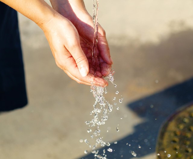 Water wordt in handen gegoten
