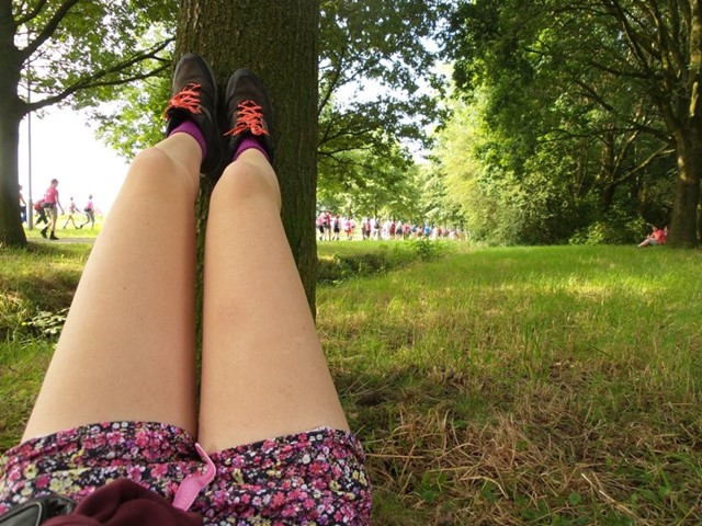 Benen tegen boom
