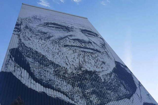 afbeelding van een mural op flatgebouw Weidezicht door Hendrik ECB Beikirch.