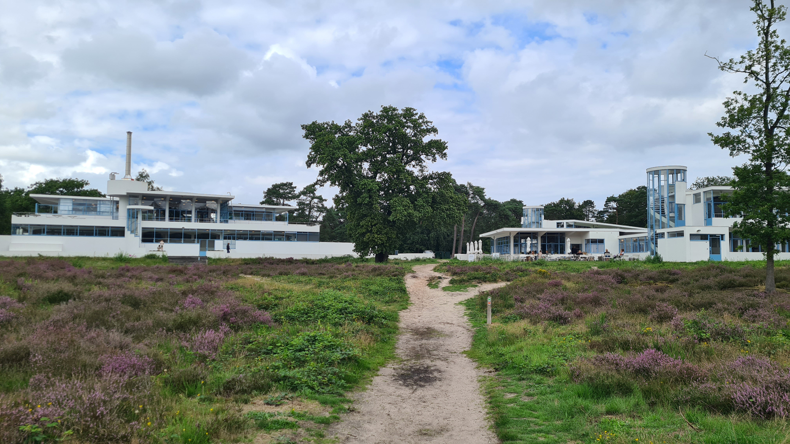 het monumentale gebouw Zonnestraal en de heide.