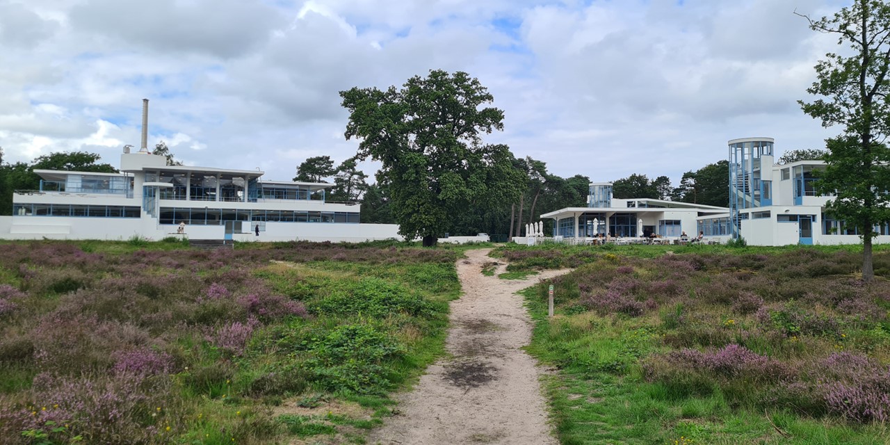 het monumentale gebouw Zonnestraal en de heide.