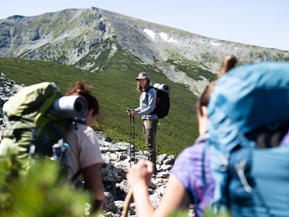 afbeelding van Rick Mulder in de bergen tijdens een trail.