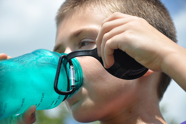 Tien Verrassende Tips Om Calorieen Te Verbranden: Fles water
