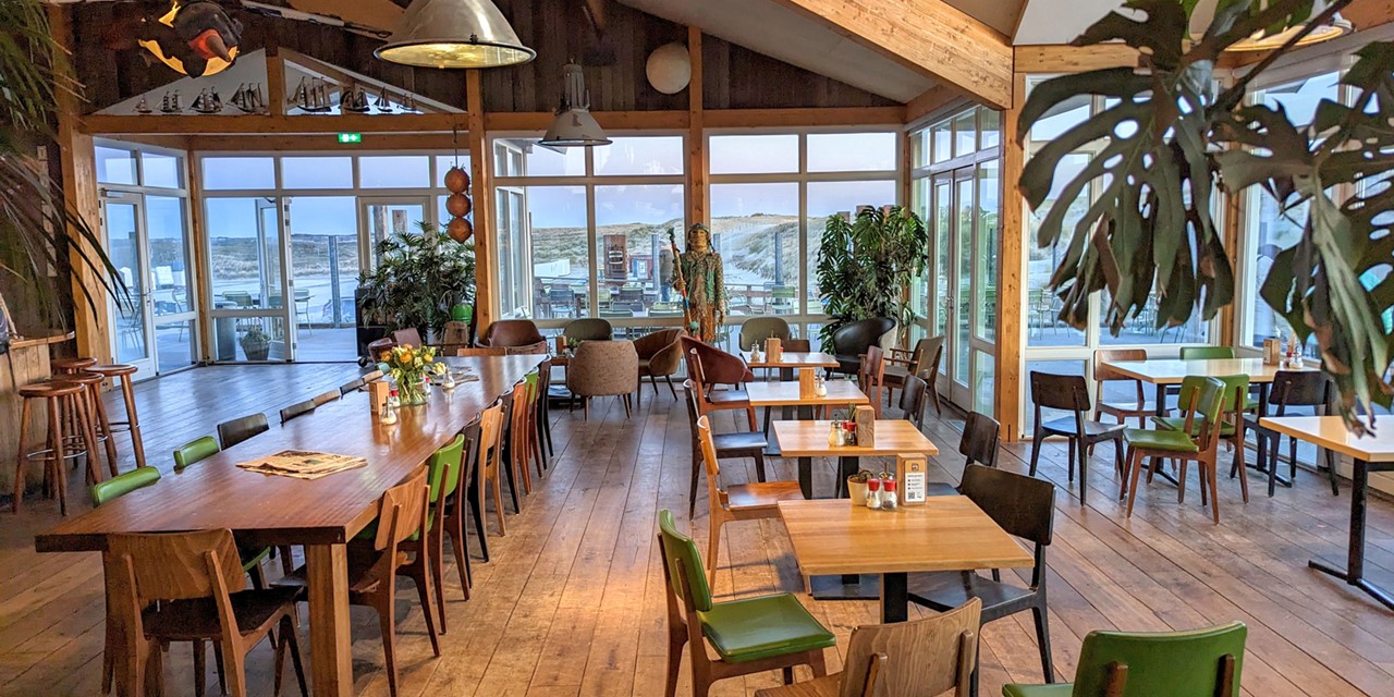 afbeelding van het interieur van een strandtent.