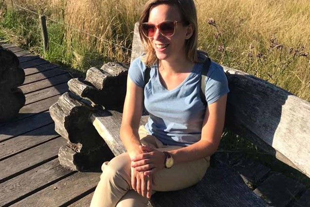afbeelding van Saskia op een bankje