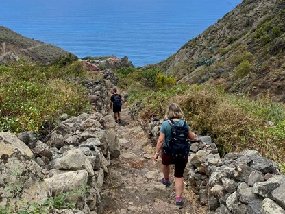 omlaag wandelen in de bergen aan zee, op Tenerife.