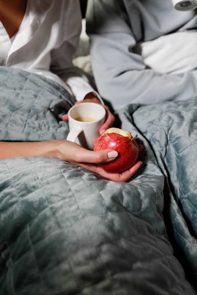 Appel en kopje koffie in bed
