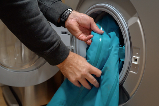 Maak Jouw Jas Weer Waterdicht Met Nikwax Tips Voor Het Wassen En Onderhouden Stap 2
