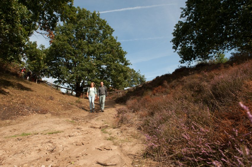 Wandelaars onverhard wandelen op zand, Foto: Ad Snelderwaard 