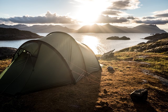 tent in de bergen aan een meer.