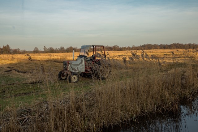 afbeelding van een trekker op het akkerland.