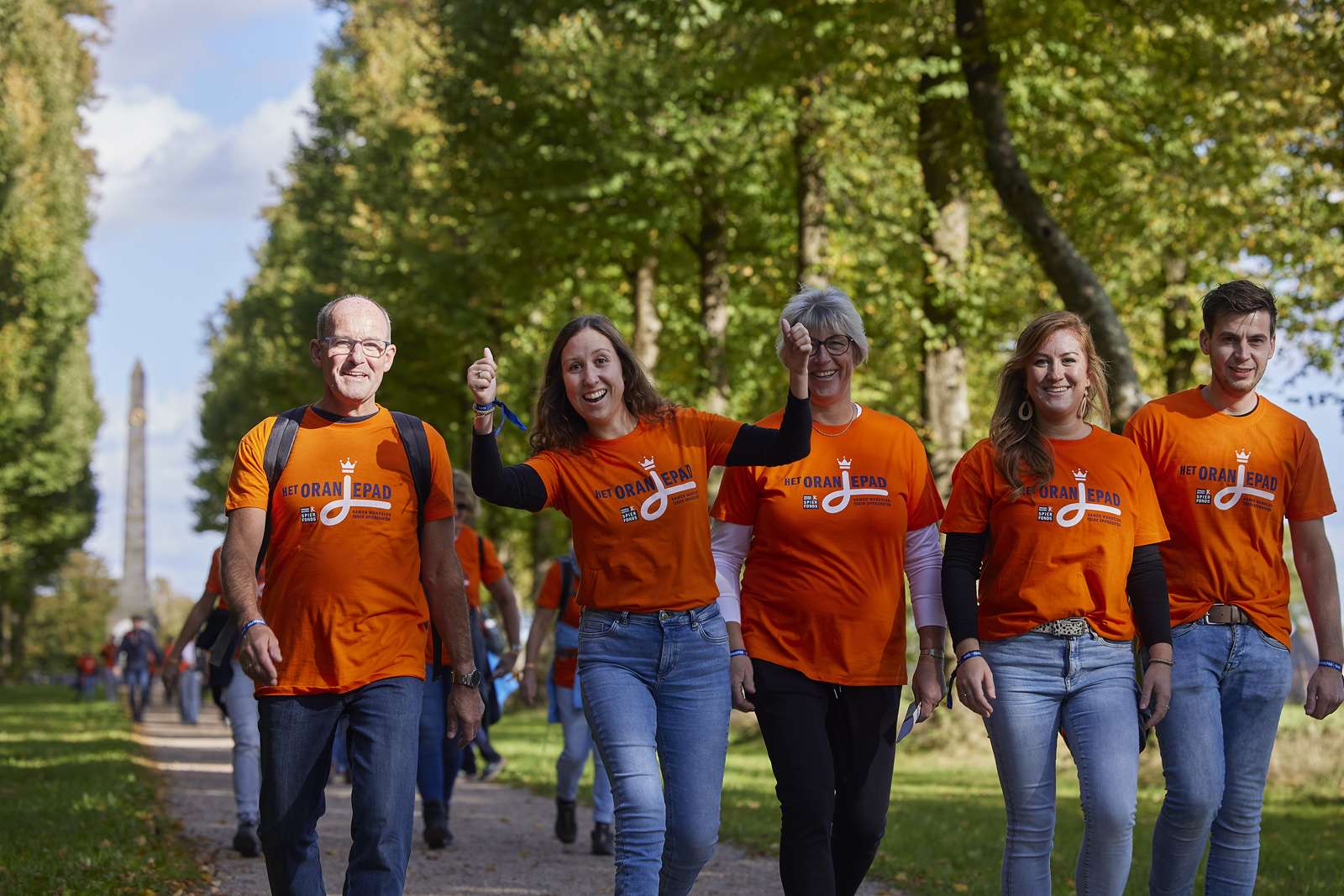 Vijf wandelaars die het Oranjepad lopen