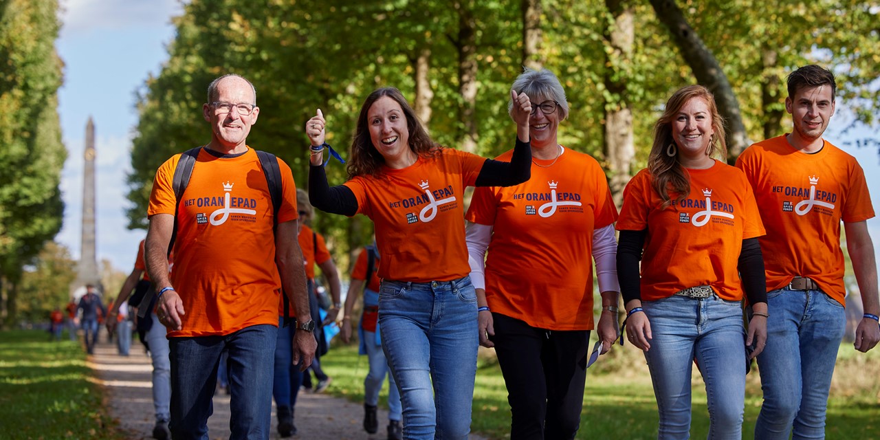 Vijf wandelaars die het Oranjepad lopen