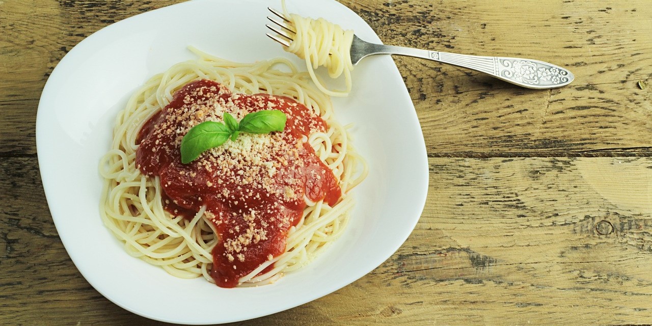 Een pastamaaltijd bevat veel koolhydraten.