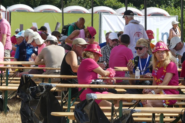 wandelaars rusten uit op de KWbN 4Daagse Rustpost.