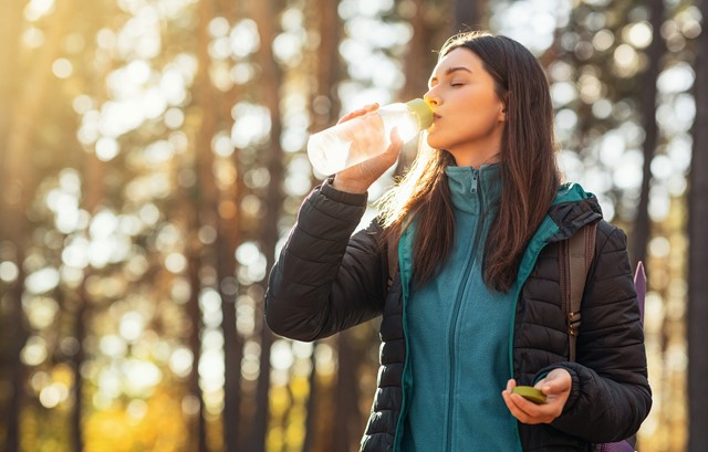 Waterdrinkende vrouw tijdens het hiken