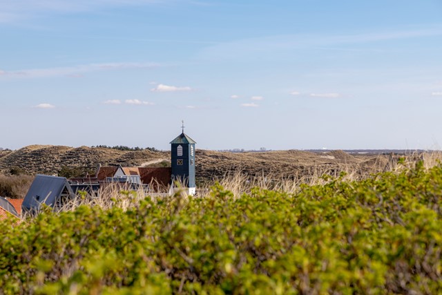 kerktoren in Callantsoog, vanaf een duin gefotografeerd.