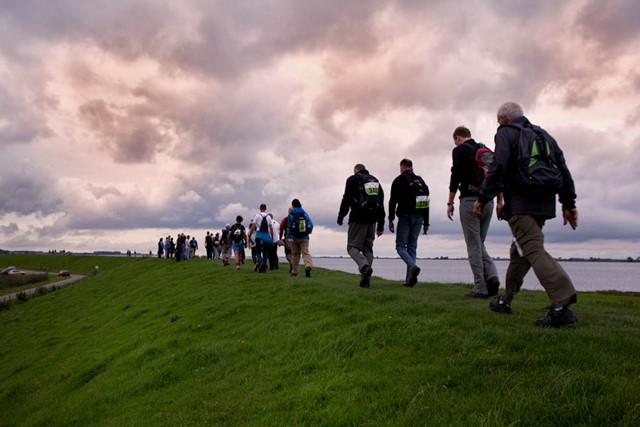 wandelaars tijdens de Omloop Goeree-Overflakkee.