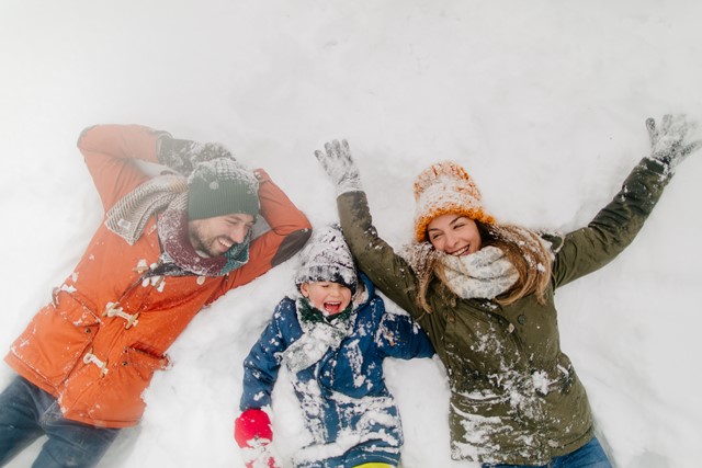 Gezin in de sneeuw