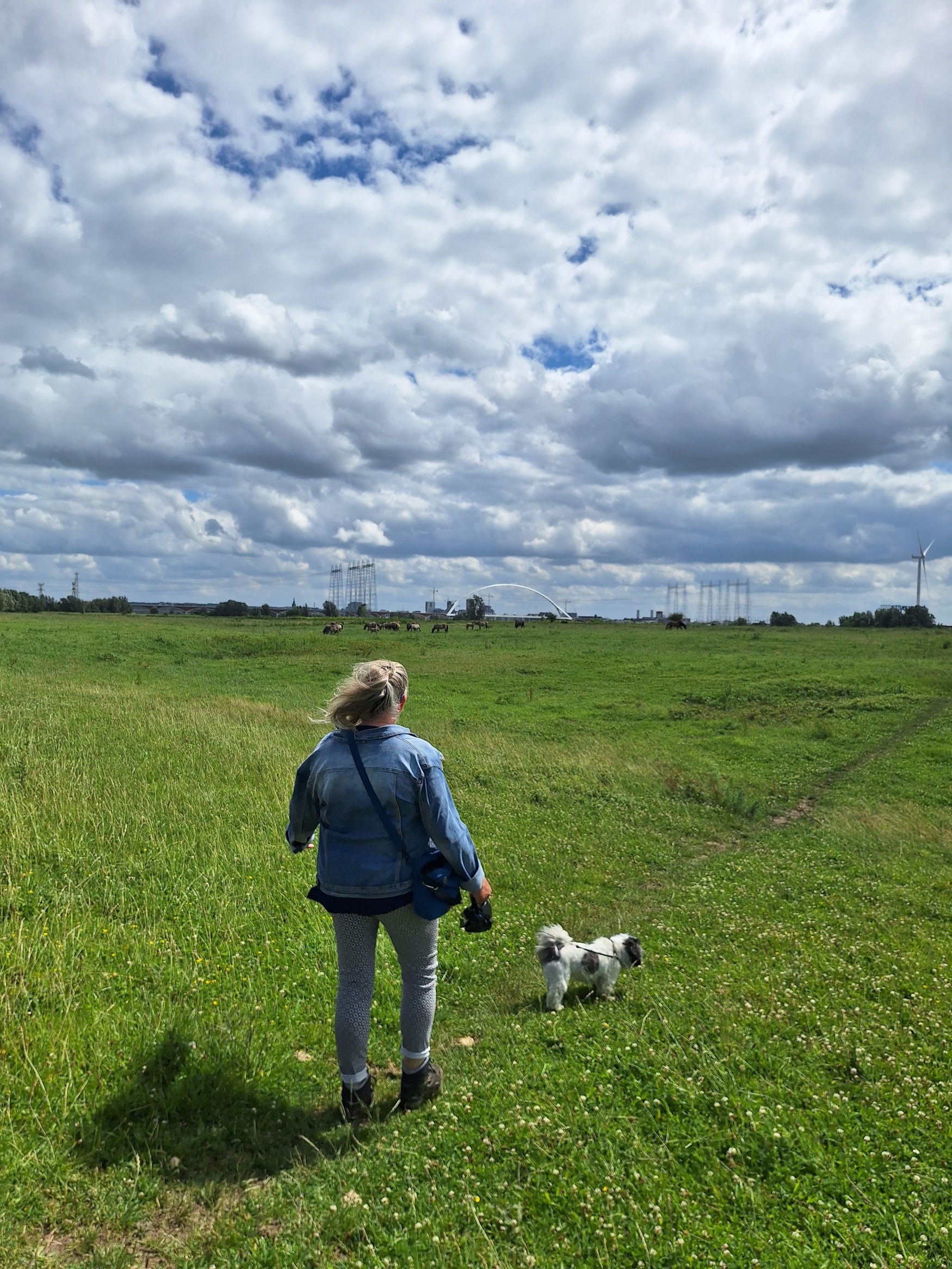 Peerke en José aan het wandelen bij Nijmegen-Noord