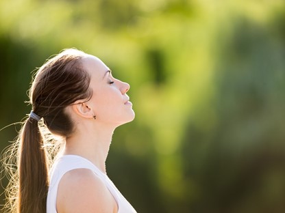 Vrouw aan met mediteren met gesloten ogen
