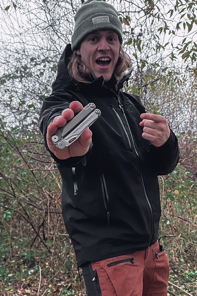 afbeelding van Rick die enthousiast is over de Leatherman.