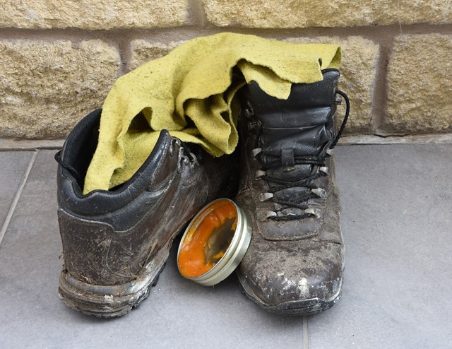 Leren wandelschoenen onderhouden