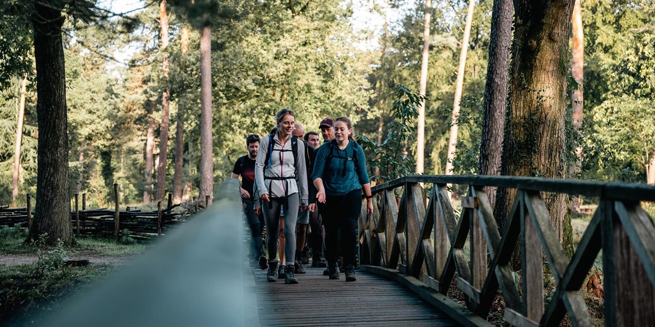 Wandelaars op de brug tijdens de Zevenheuvelenhike 