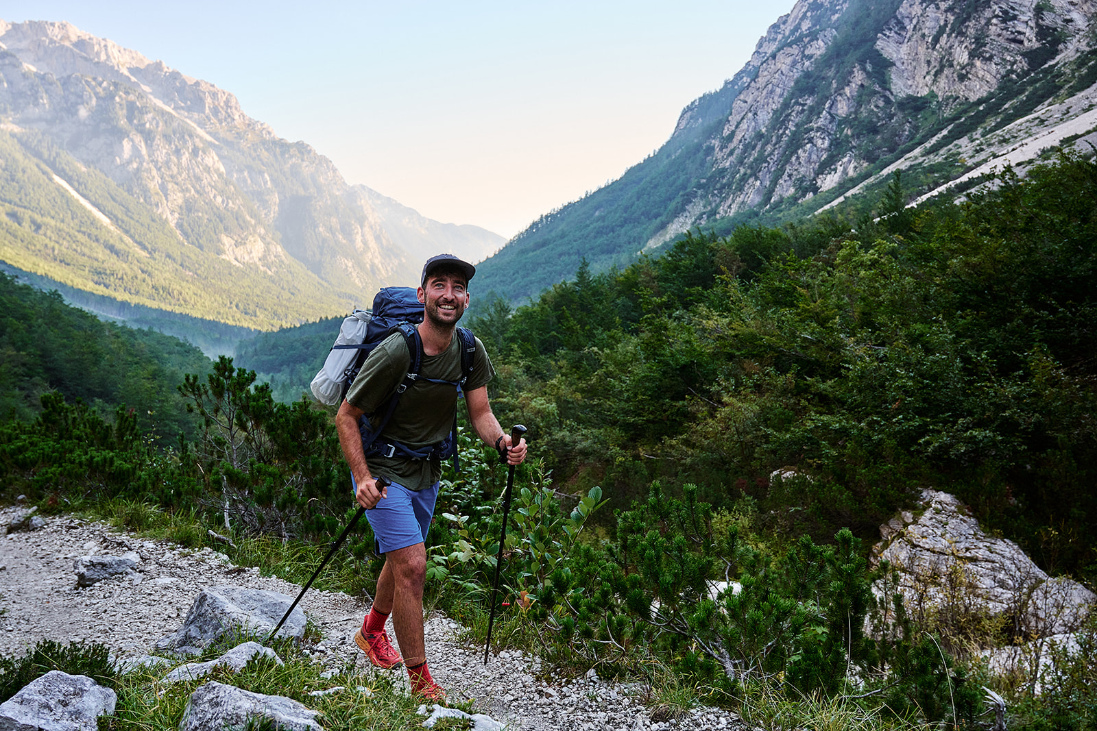 afbeelding van een wandelaar in de bergen.