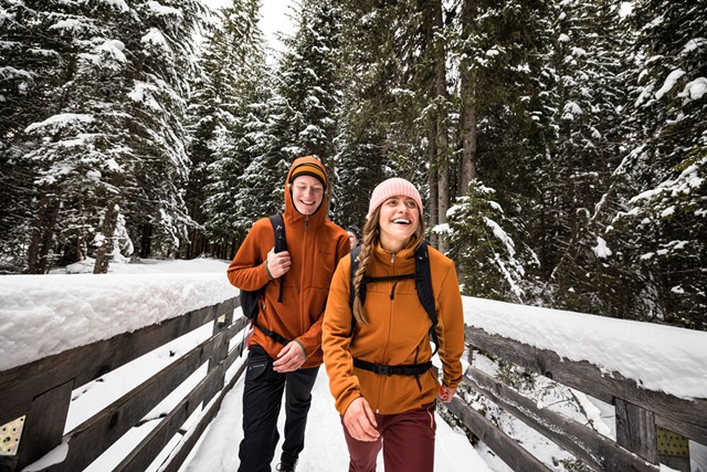 foto van twee wandelaars in de sneeuw.