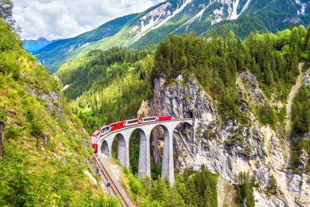 afbeelding van een prachtig uitzicht op het Albula-spoor en de bergen.
