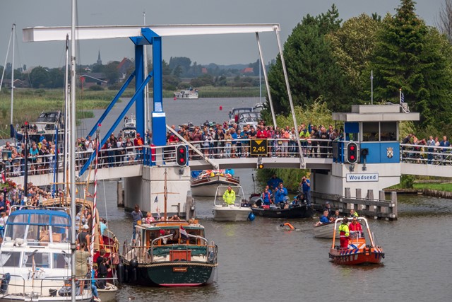 afbeelding van touschouwers die Maarten van der Weijden in 2018 zien zwemmen.